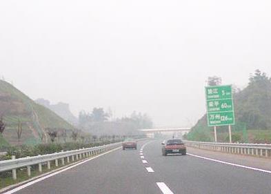 公路序号英文字母代表什么意思 道路牌字体颜色代表什么