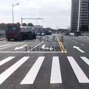 什么原因公路上的道路划线一般都带有反光膜？